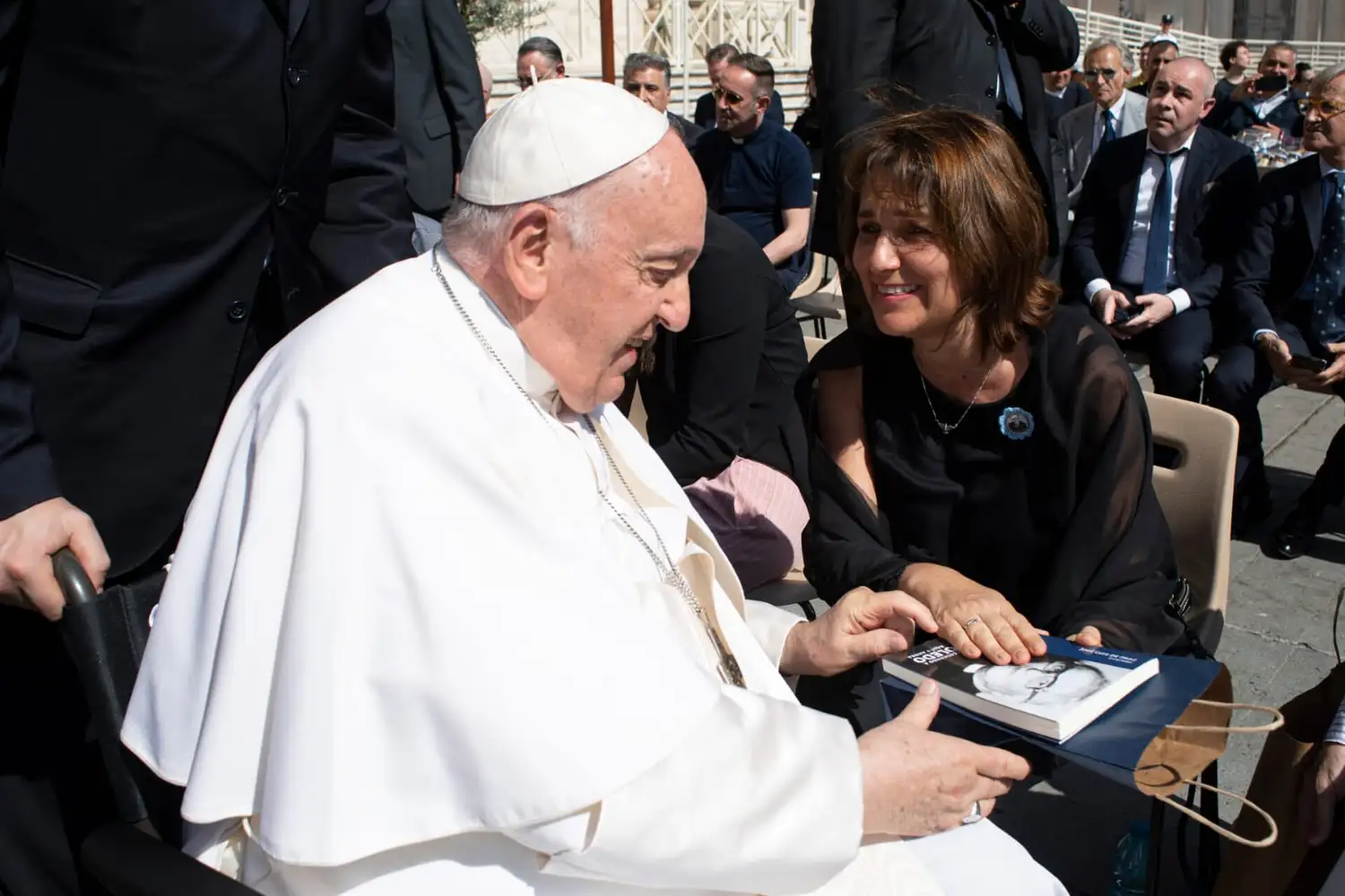 Silvia Bulla, presidenta de ACDE, entrega al papa Francisco un ejemplar del libro “Enrique Shaw: un empresario en plenitud”, durante una audiencia en el Vaticano.