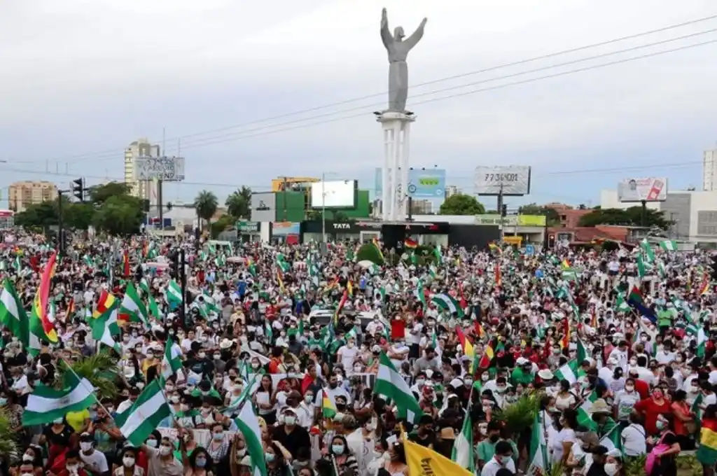 Miles de personas protestaron por la detención de la ex presidenta Jeanine Áñez