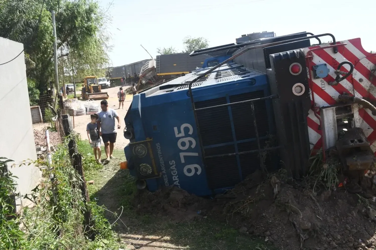 Pudo terminar en tragedia: hicieron descarrilar un tren para robar la carga