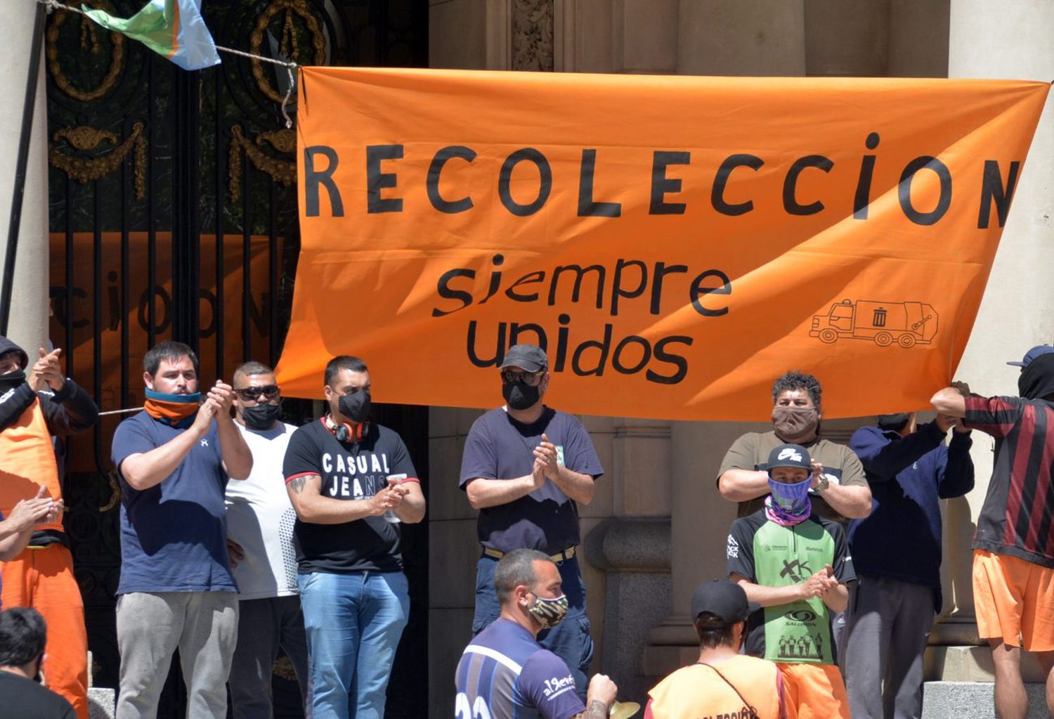 Sin respuestas de Trabajo, el Ejecutivo optó por una  tercerización temporal de la recolección de residuos