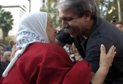 Distinguen a Aníbal Fernández por su "honestidad, trayectoria intachable y amor al pueblo"