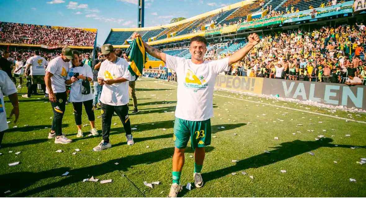 Braian Cos, festejando el ascenso de Aldosivi en Rosario