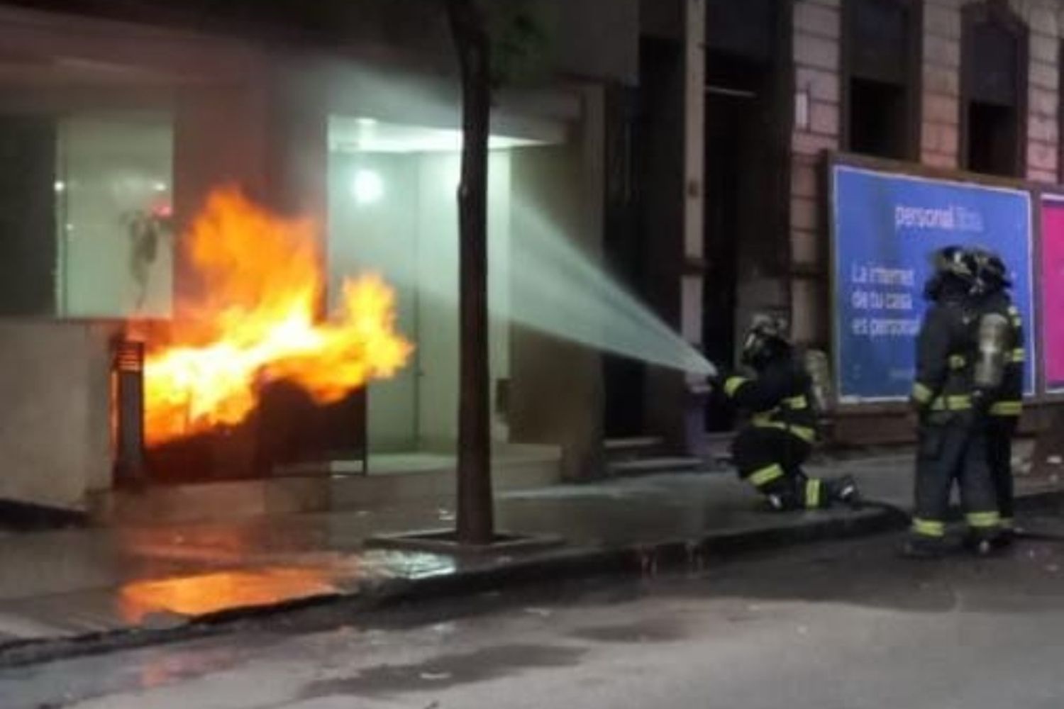 Tensión en el centro por el incendio del gabinete de gas de un edificio