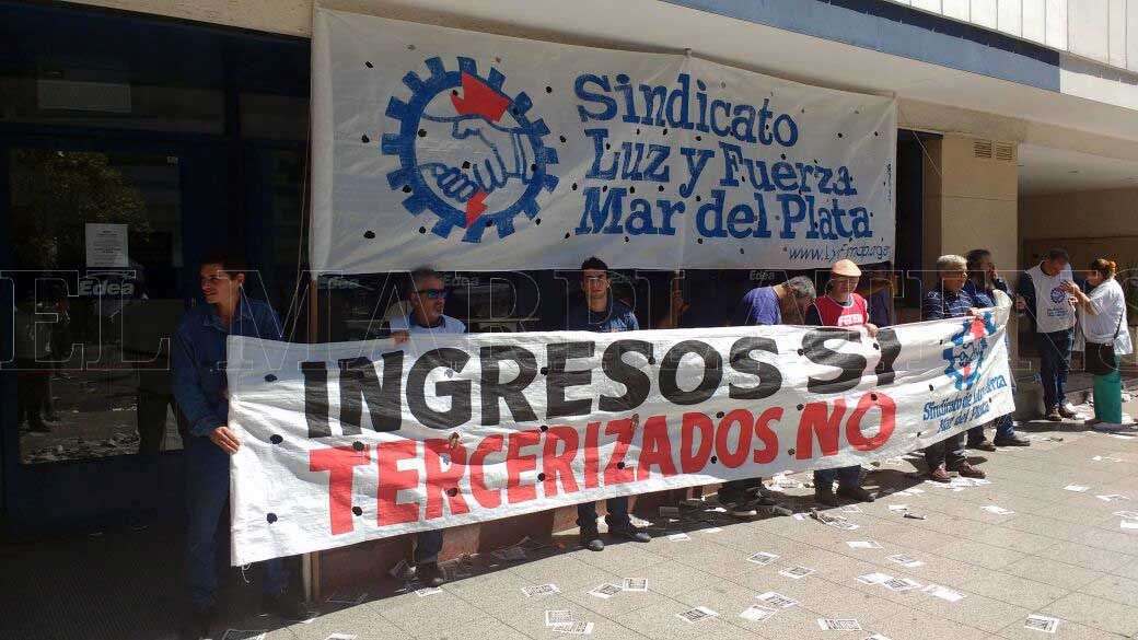 Protesta de trabajadores de Luz y Fuerza en pleno centro