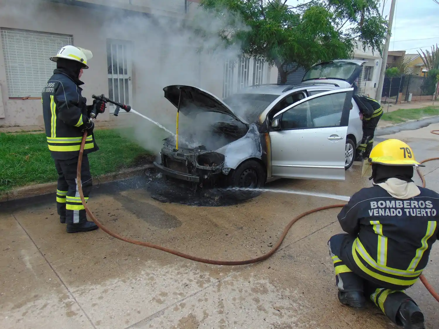 Incendio de un automóvil en Yrigoyen al 2.100