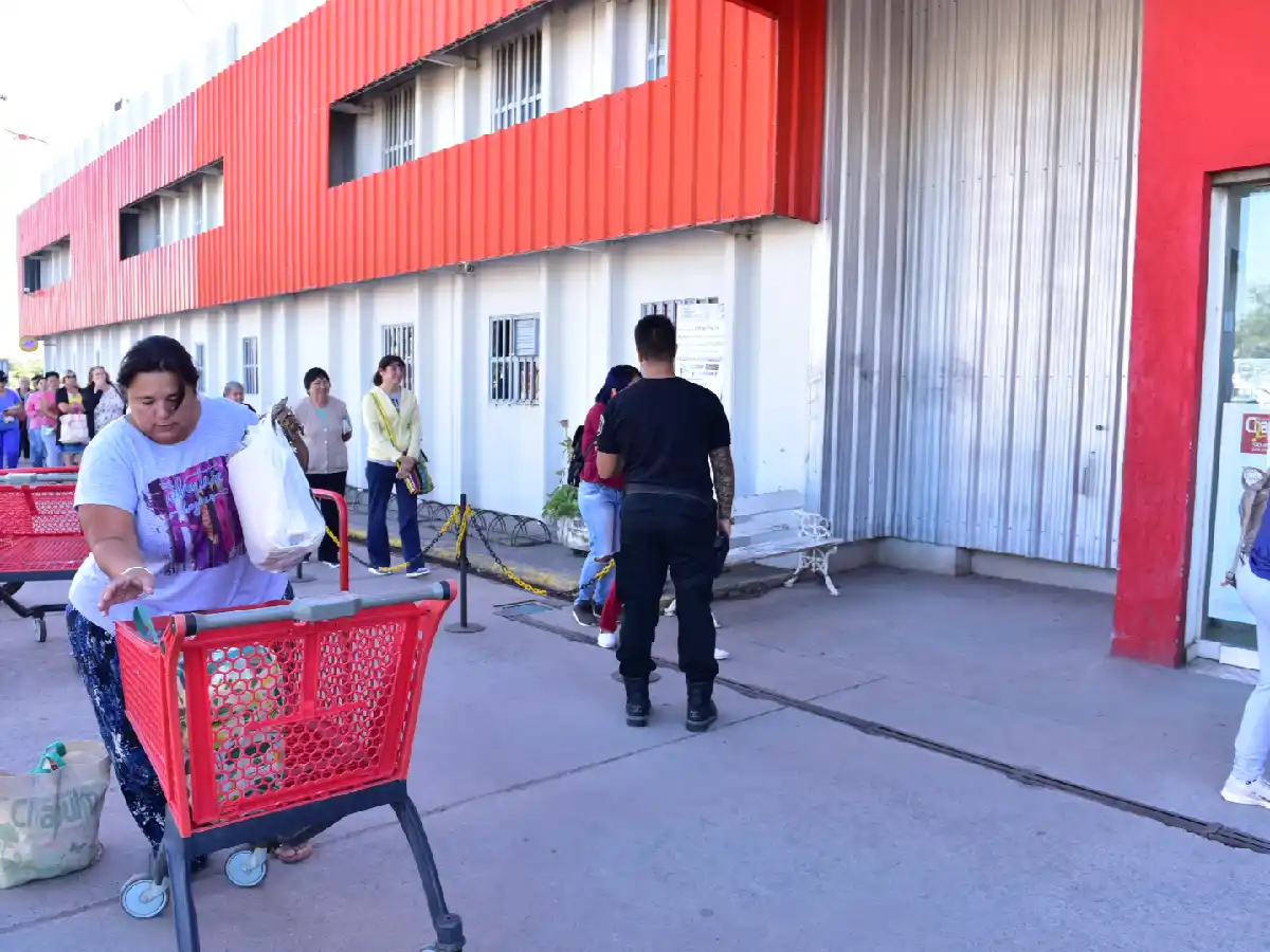 Los supermercados, con gente desde temprano