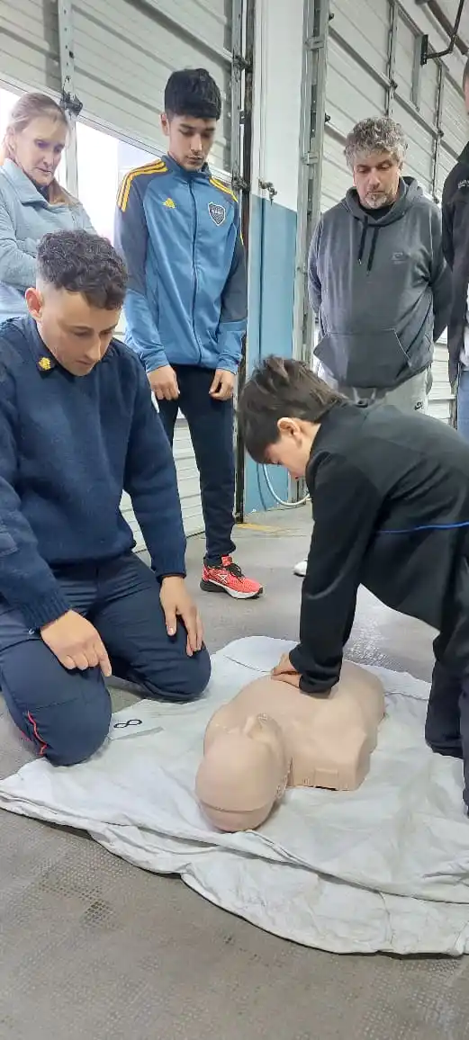 Más de 150 vecinos se capacitaron en RCP y uso de DEA en una jornada organizada por el Cuartel de Bomberos