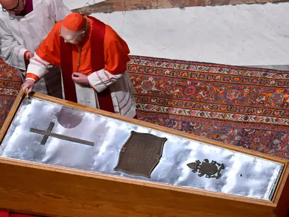 Cerraron el féretro y se inició el proceso para el funeral del Papa