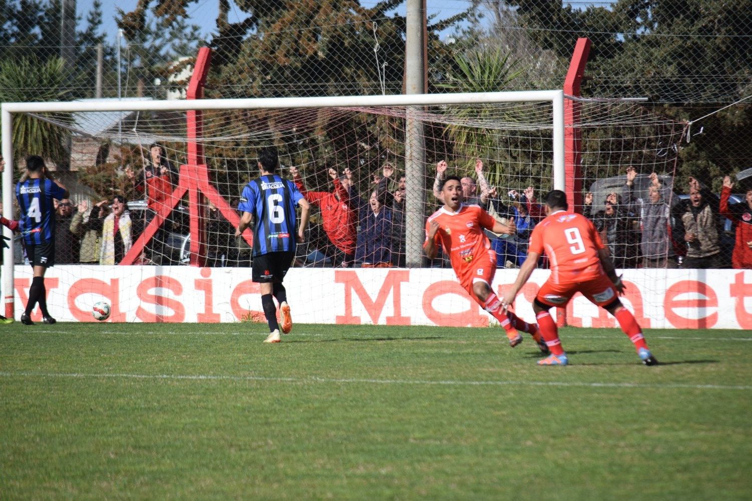 Celebración. De Augusto Díaz luego del gol que abrió el marcador en Barrio Norte