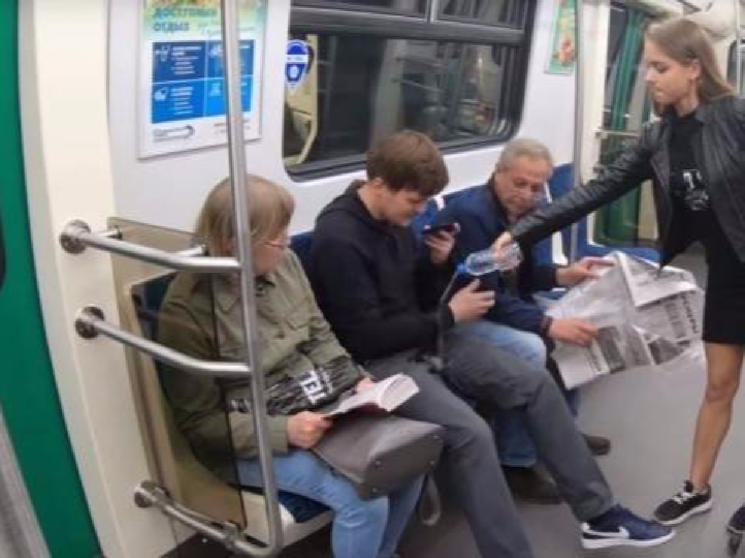 “Manspreading”: echan lavandina en la ingle de quienes se sientan con las piernas abiertas