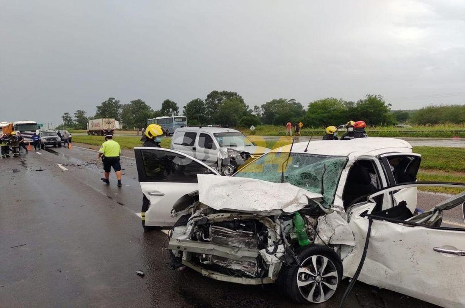 Accidente entre cuatro autos y un colectivo que trasladaba a integrantes de Los Monos