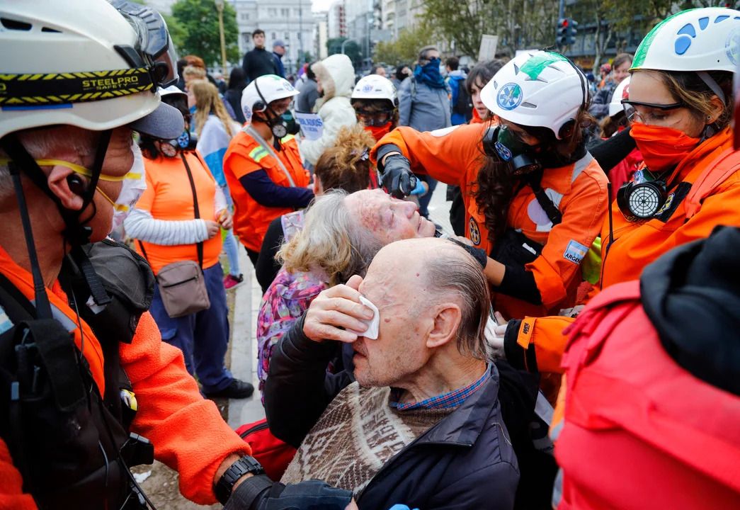 Reprimen a jubilados con gas pimienta