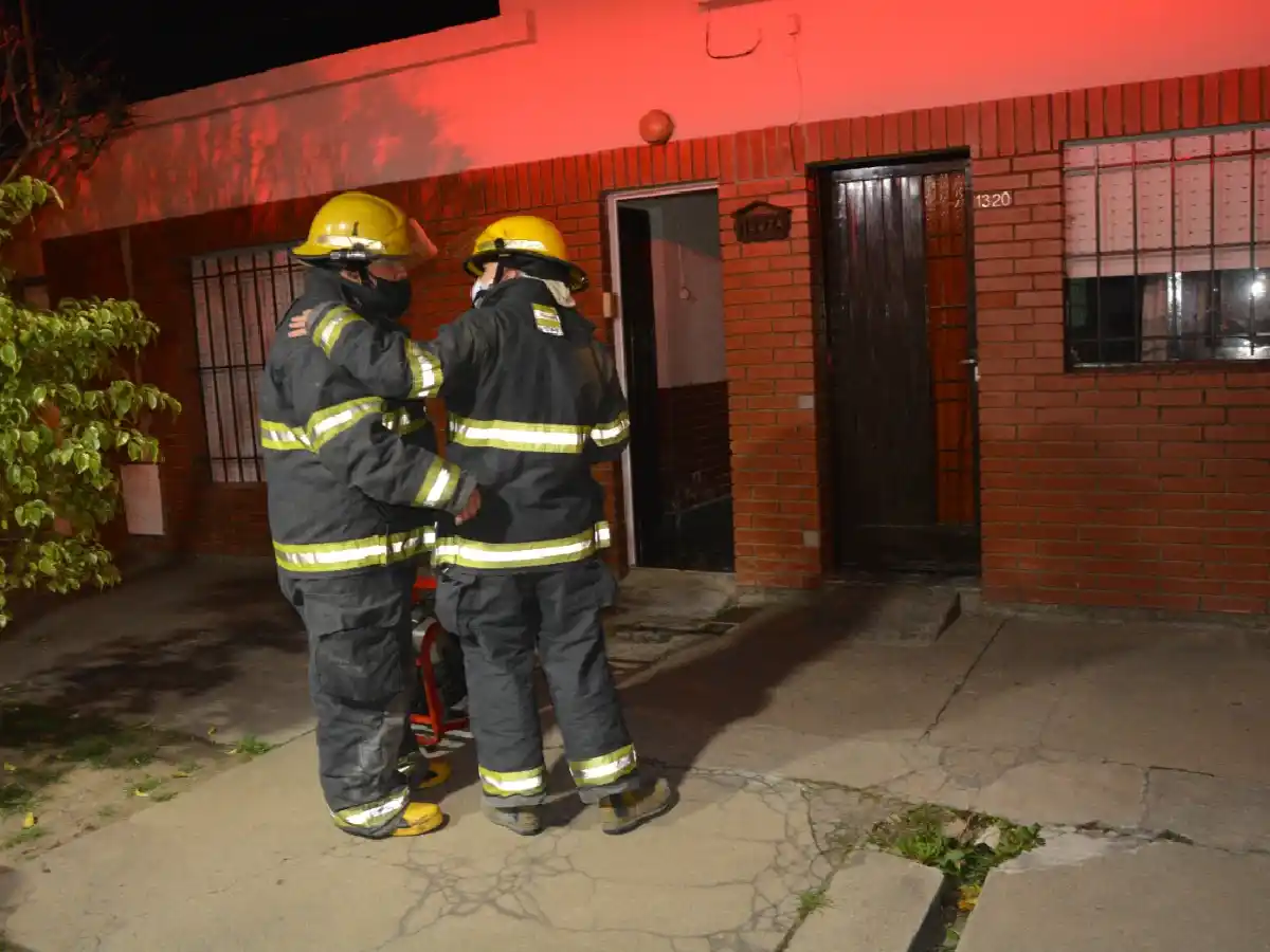 Bomberos controlaron un incendio en una vivienda de barrio Vélez Sarsfield