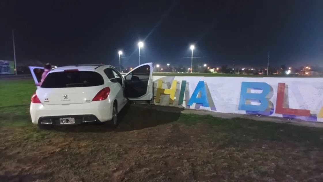 Se estrelló contra el cartel de ingreso