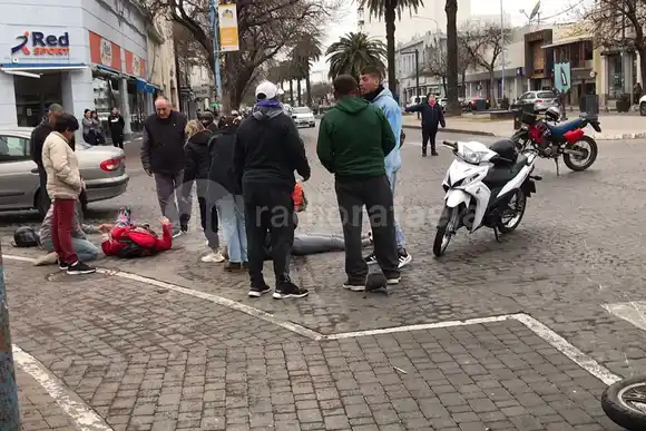 Accidente y tránsito parcialmente interrumpido en Bv. Santa Fe: dos personas trasladadas por el 107