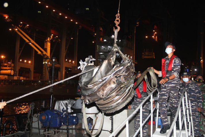 Hallan CAJAS NEGRAS de avión accidentado en mar de Indonesia