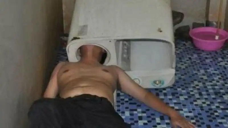 Video: Intentó reparar el lavarropas y quedó atrapado 