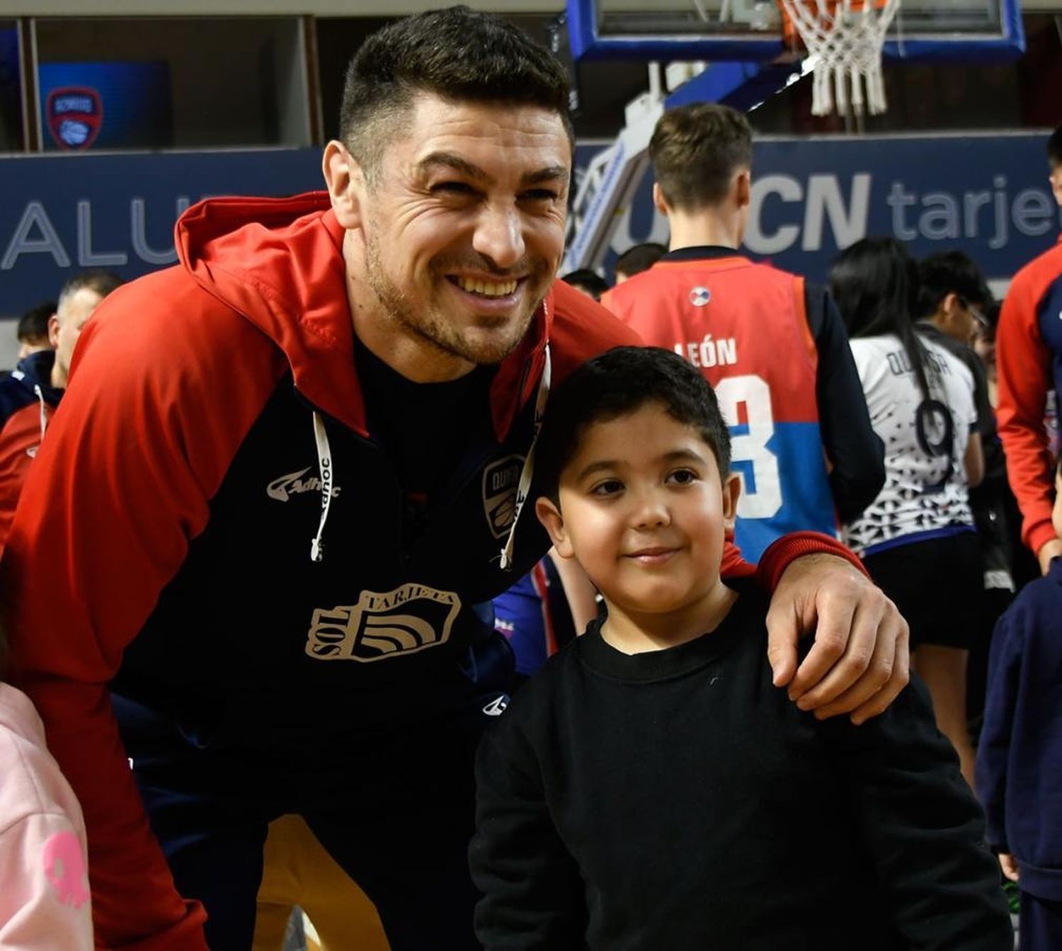 Basabe y una foto con un fanático, durante la presentación