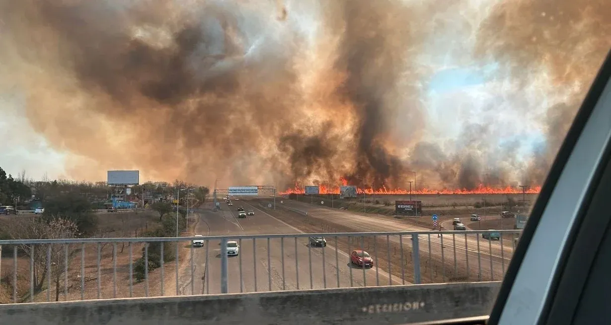 El fuego está muy cerca de las viviendas. Crédito: @ClimaLaPlata3