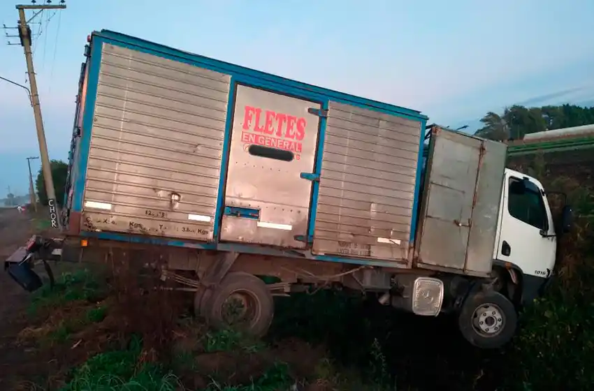 Neblina traicionera: no vio la curva y se fue a una zanja