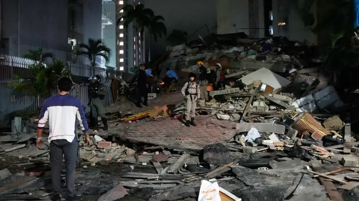 Los sismos derribaron edificios y provocaron caos en la capital, Caracas. Se esperaba que el saldo de víctimas aumente con el correr de las horas