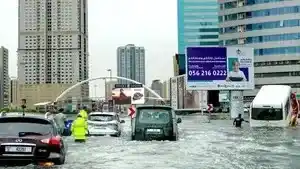 Una tormenta histórica paralizó a los Emiratos Árabes Unidos