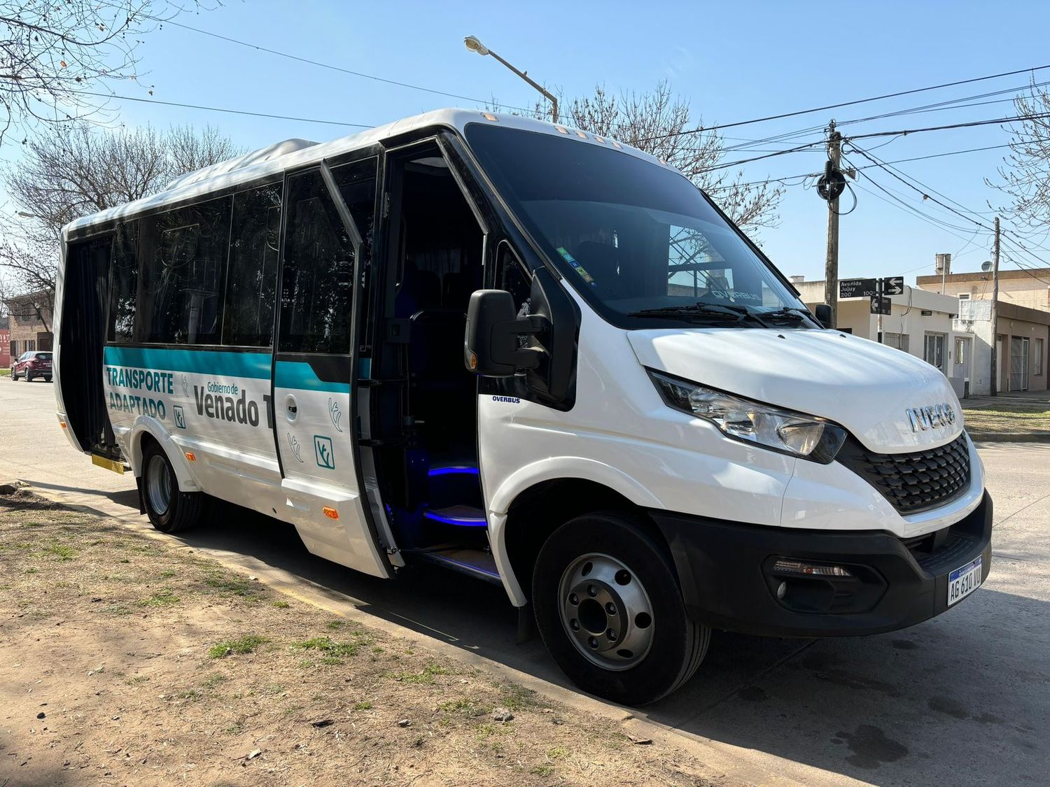 La unidad tiene espacio para 11 pasajeros (más el chofer) y tres sillas de ruedas.