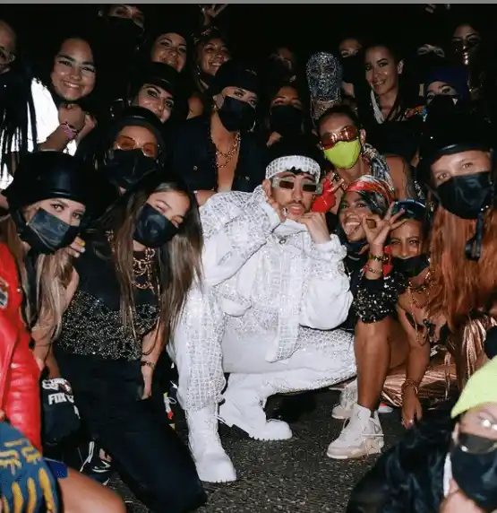 Bad Bunny con el equipo que lo acompañó en su presentación en el Latin Grammy. Foto: Instagram