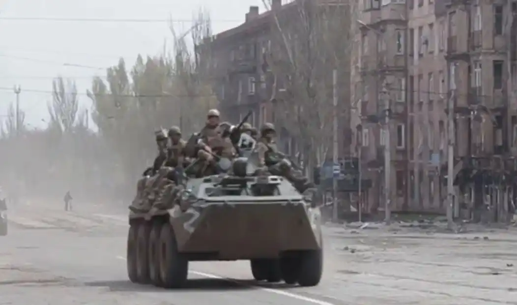 Tanques rusos avanzaban por Mariupol.