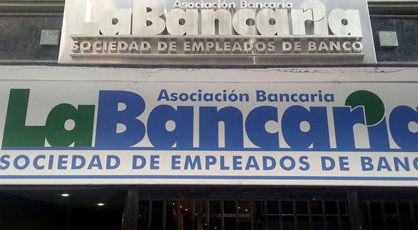 Paritaria de bancarios: Aumento de 19,5% y bono de $12.500