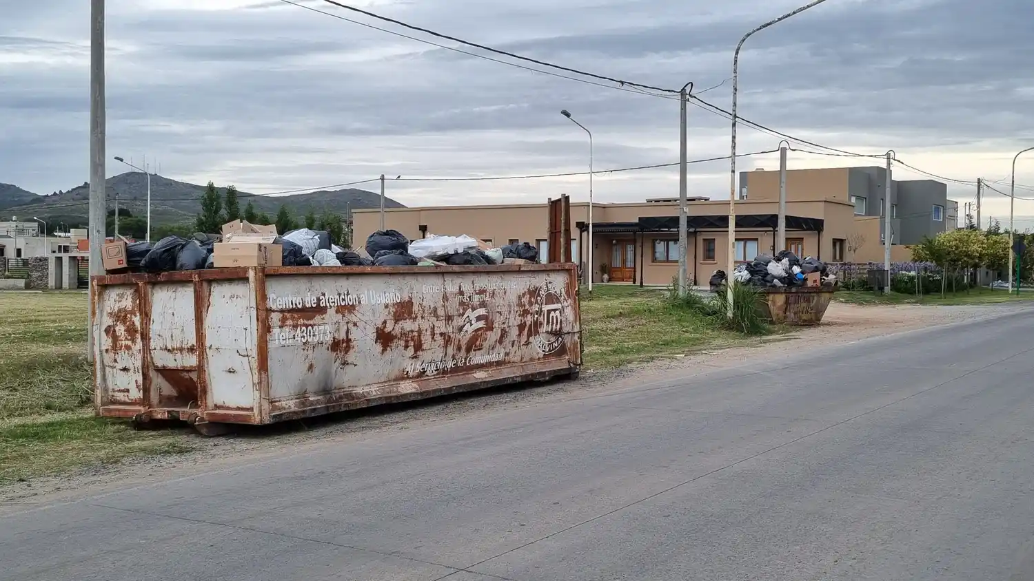 La gente sigue llenando los contenedores de basura en pocos minutos y el Municipio extendió el plazo