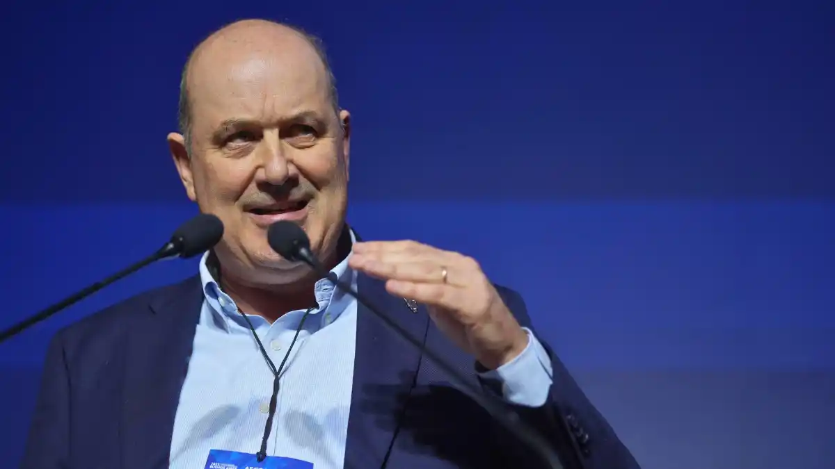 El ministro Sturzenegger retó a los empresarios por no haberle enviados sus pretenciones de reforma laboral.