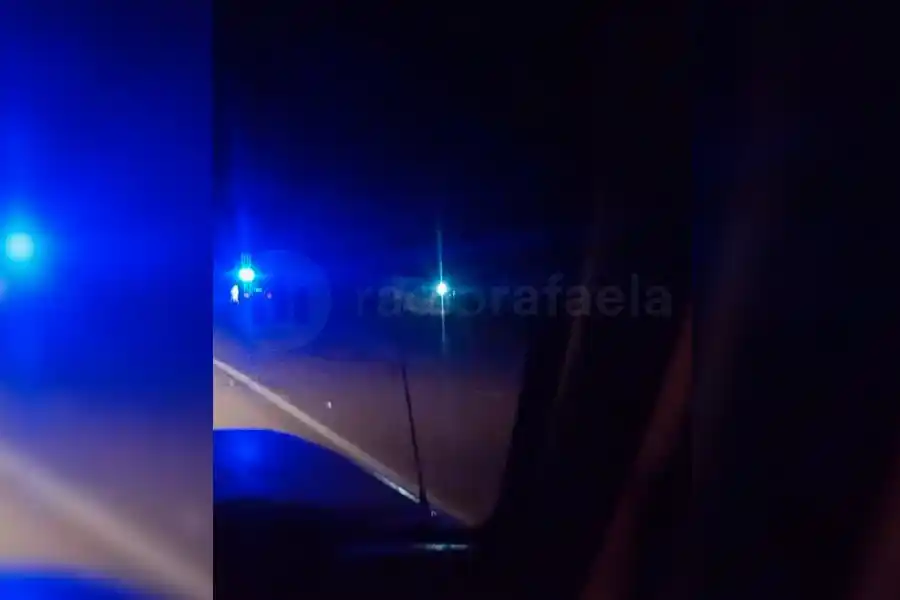 Conmoción en la región: tras un choque entre una camioneta y un camión perdió la vida un joven