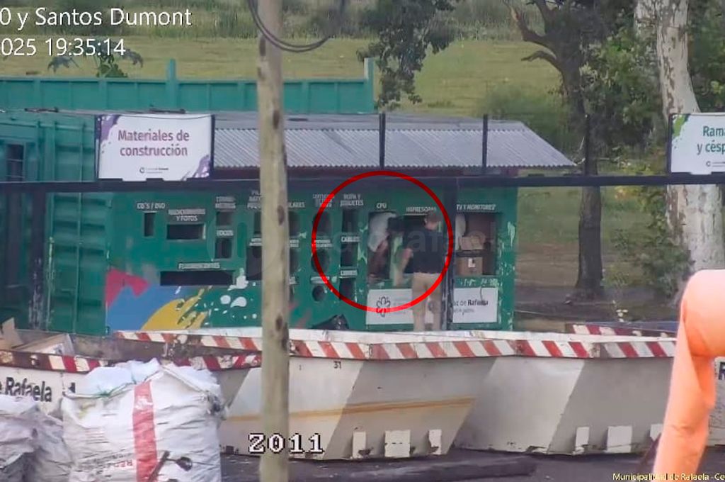 Se metió en el EcoPunto y cuando vio las fuerzas de seguridad "se escondió" dentro de un contenedor de basura: detenido