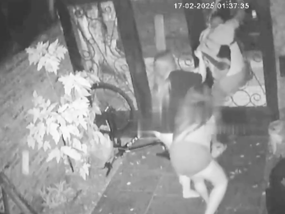 Quiso robar una bicicleta y la familia lo sacó a golpes de la casa