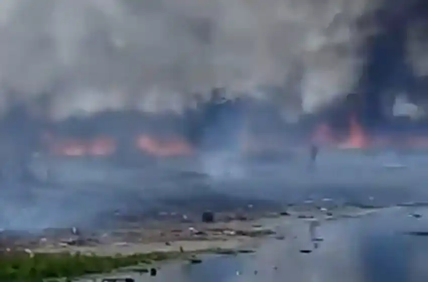 Video: un voraz incendio provocado por quema de pastizales puso en riesgo a un club náutico