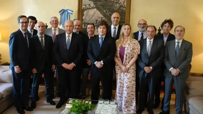 Reunidos. Milei, su hermana Karina, Werthein y el embajador Bunge Saravia, en la Embajada. Foto: Presidencia.