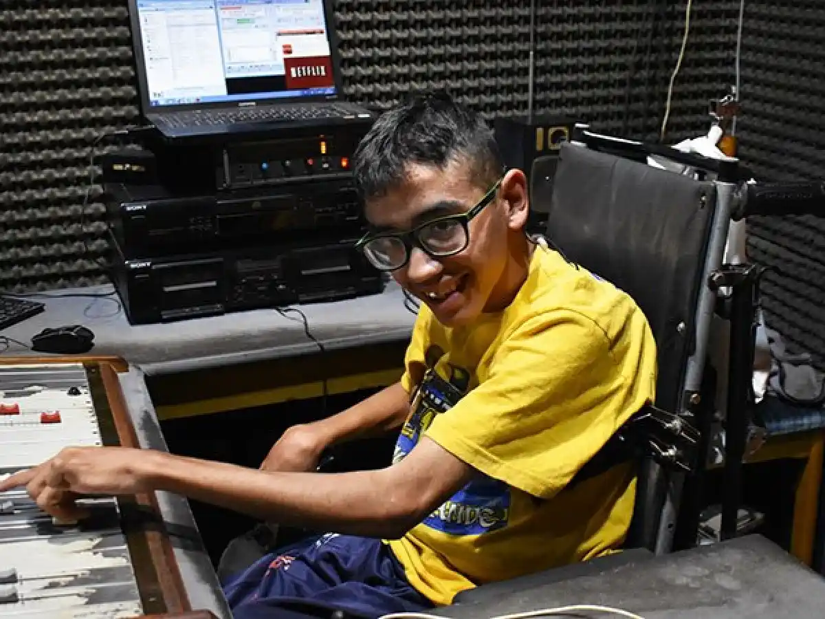 Jorge pide ayuda para  “tunear” su  silla de ruedas con parlantes              