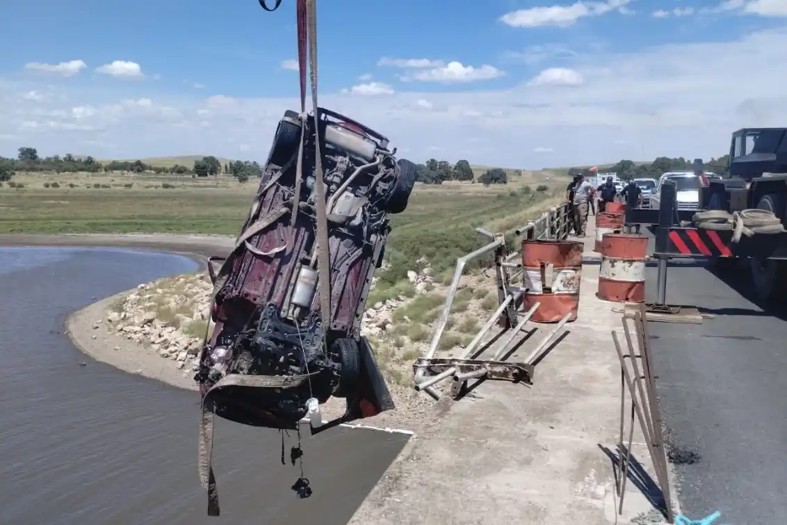 Así sacaron el auto del agua