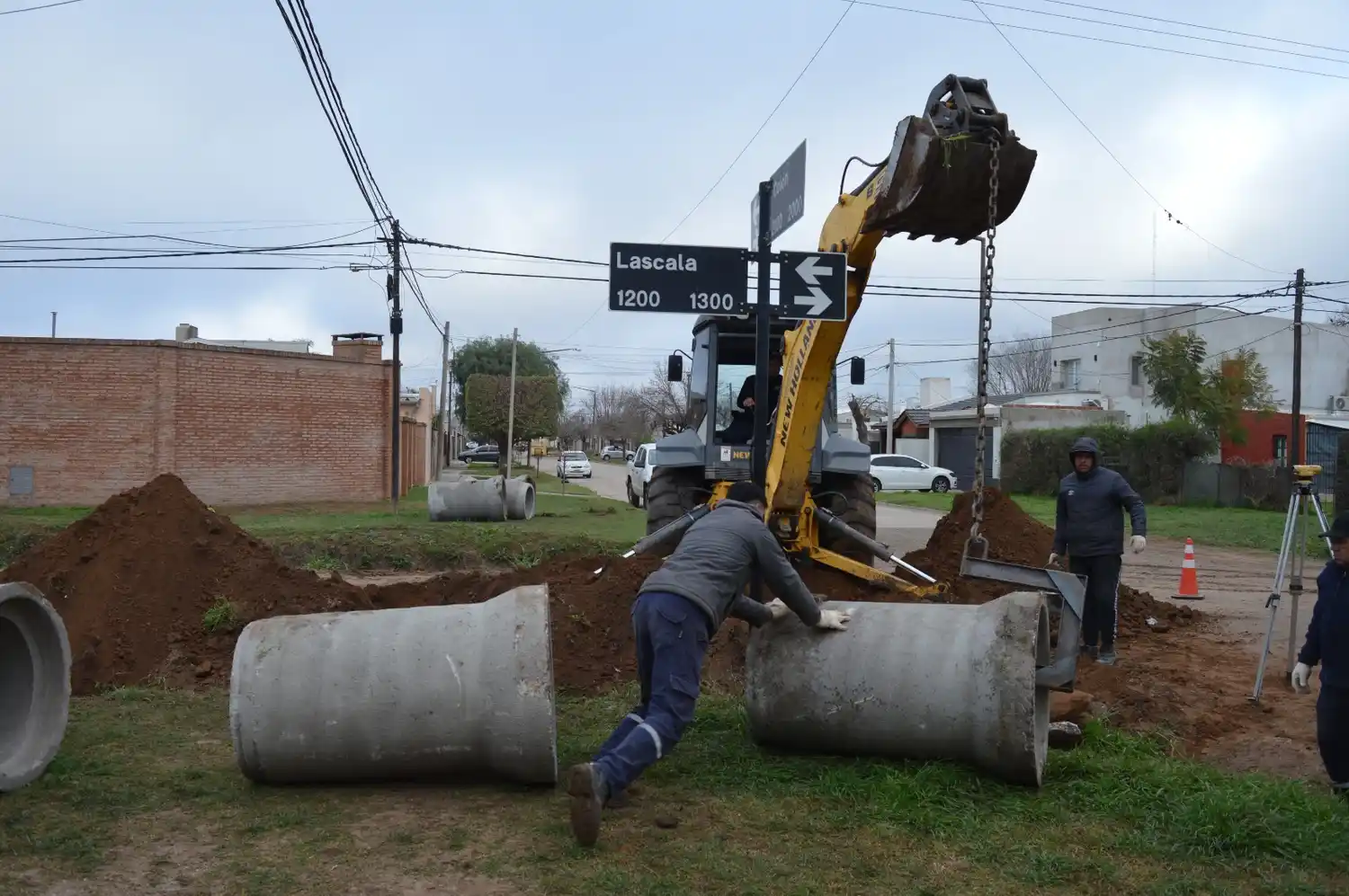 Intenso trabajo de las cuadrillas municipales en arreglo de calles y desagües