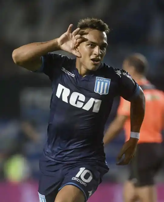 Con tres de Lautaro Martínez,  Racing apabulló a Huracán