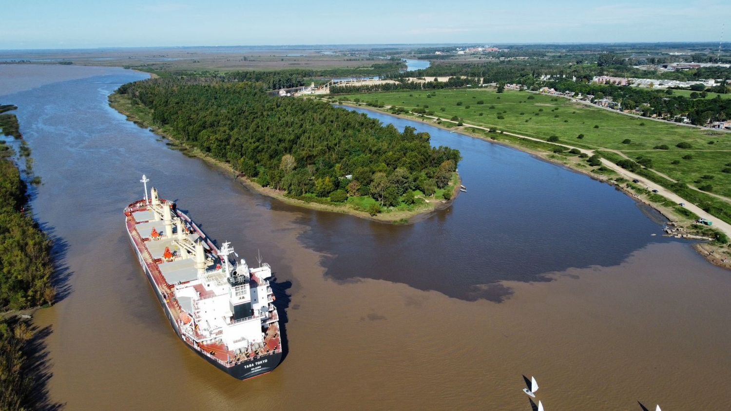 El buque 'Yasa Tokyo' varado en el canal de acceso al puerto de San Pedro. Fue retirado dos días después y amarrado con la carga en su interior.