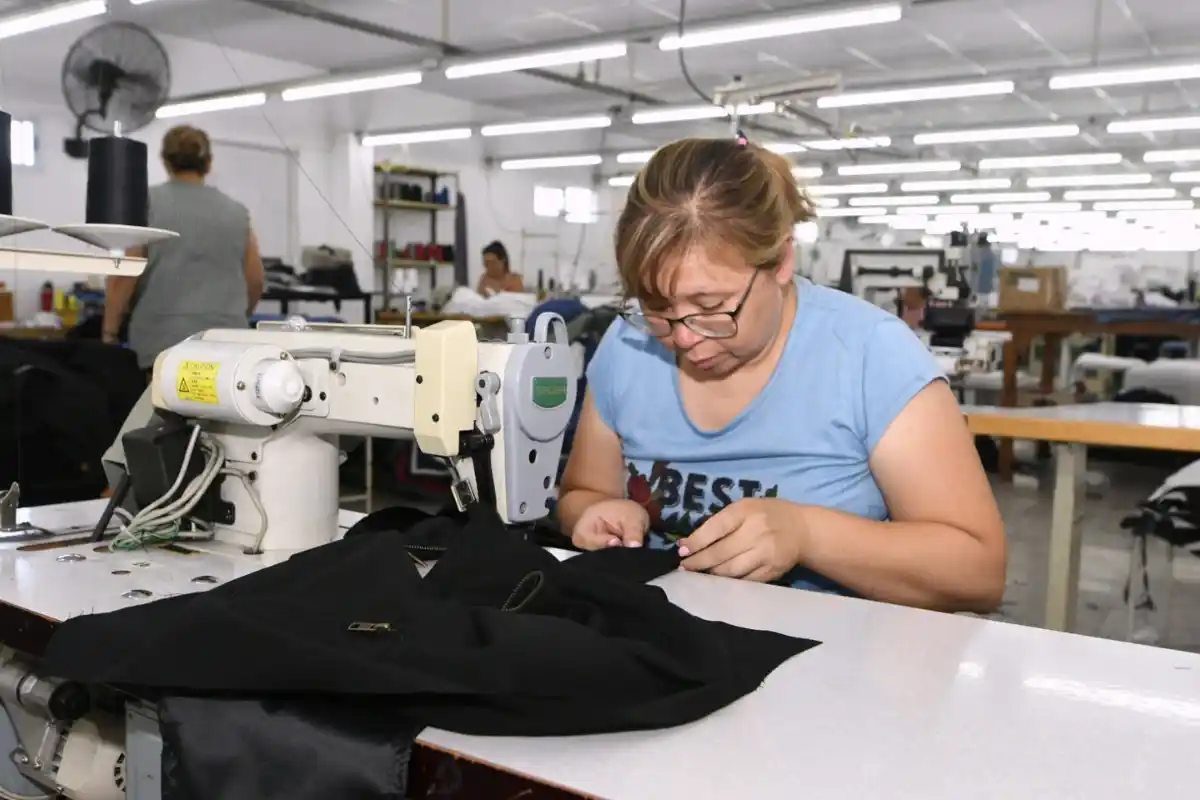 El estudio de IDESA también critica la falta de consideración por parte del gobierno hacia la realidad laboral del país.