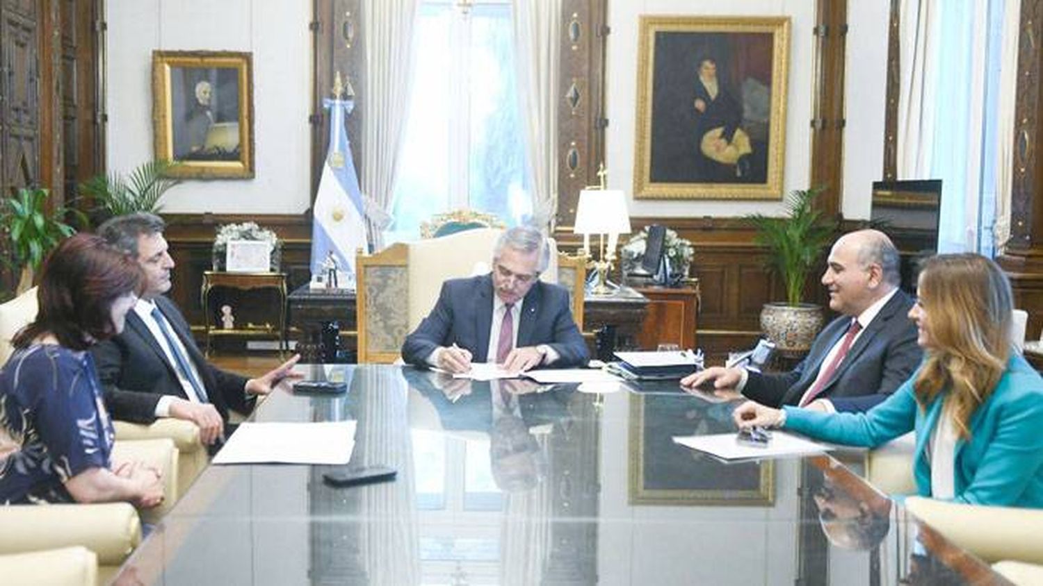 El Presidente firmó un decreto para  vincular planes sociales con empleo genuino