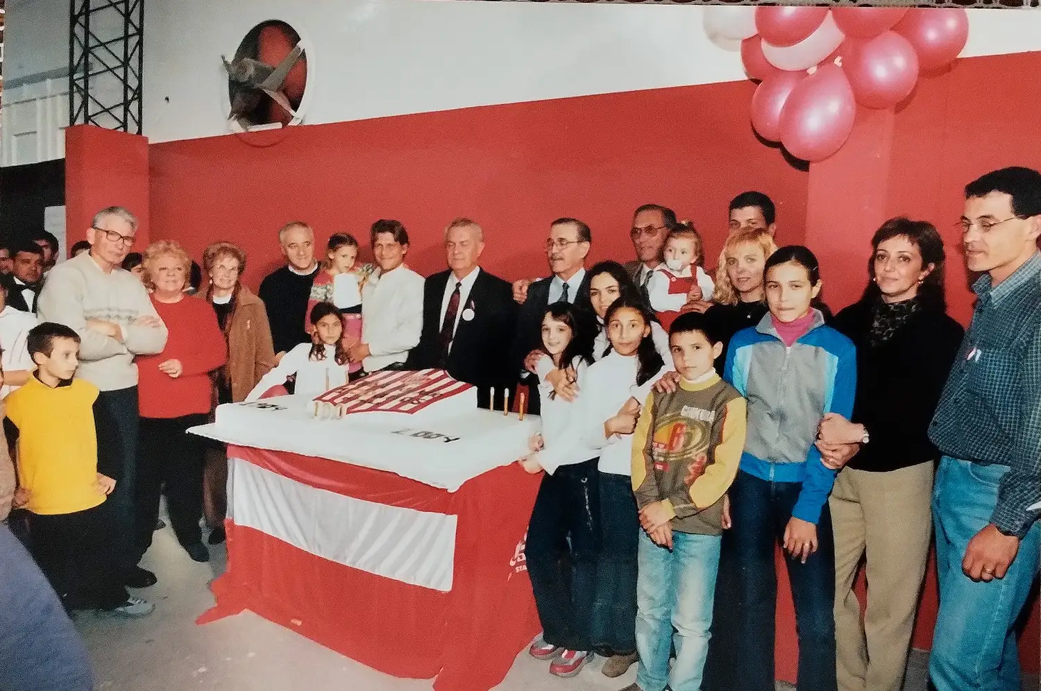 Enzo Gunzinger - Reconocido hincha e hijo de uno de los fundadores	Cumplió 90 años y es vitalicio en el club 9 de Julio - 4