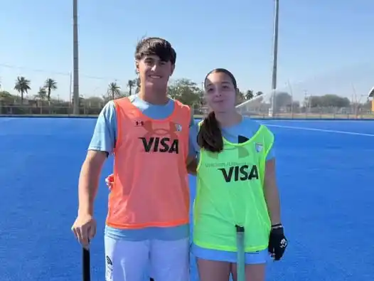 Facundo Arce junto a Victoria Meira, la olavarriense que también fue convocada a la concentración.