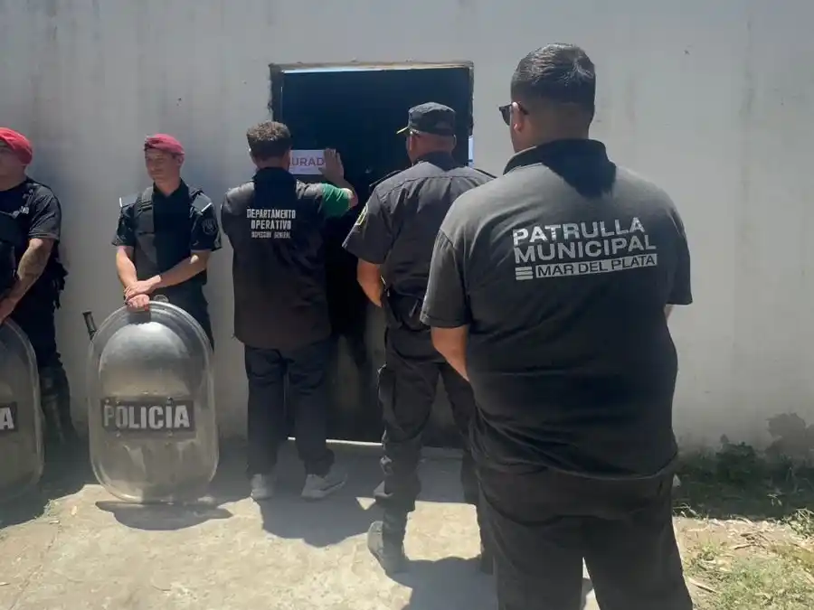 En detalle, secuestraron tres bolsas tipo ziploc: dos de ellas con pastillas y una tercera con una sustancia en polvo de color rosa conocida como TUSI.