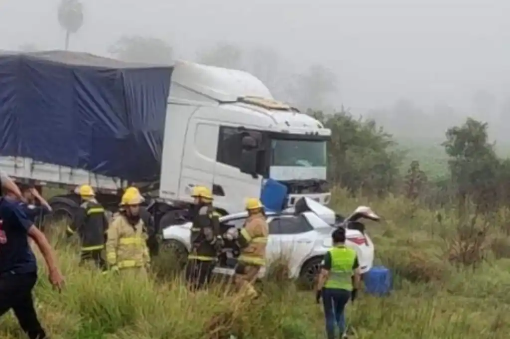 Accidente fatal en Ruta 11: dos muertos tras un fuerte choque entre un camión y un auto 