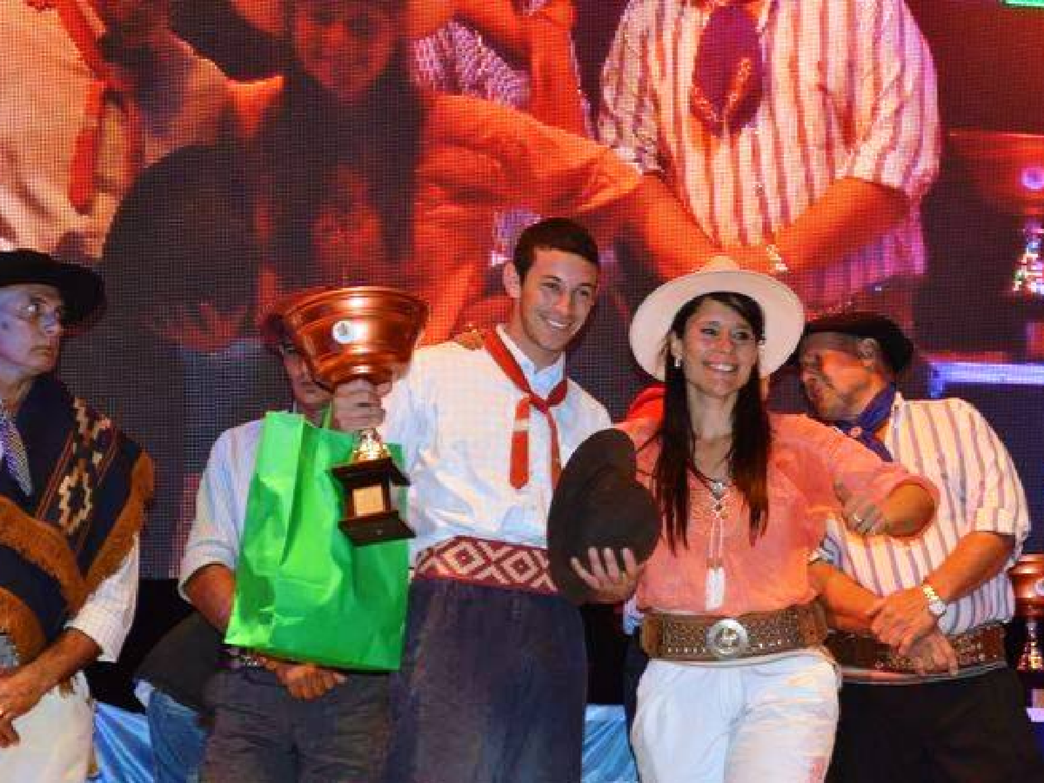 Ganó en Jesús María y donó el premio para ayudar a los inundados de su pueblo