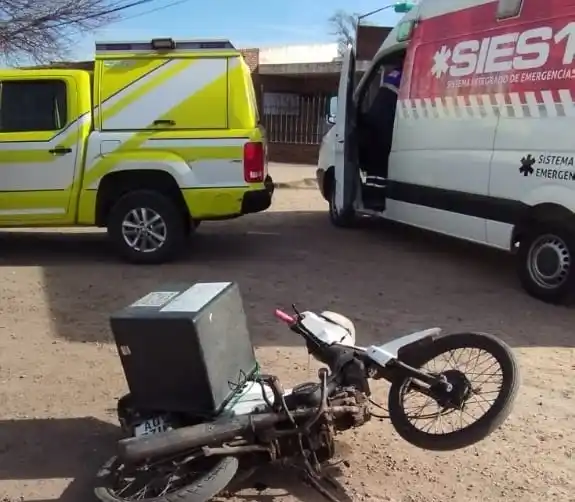 La motocicleta quedó tendida en la calzada.
